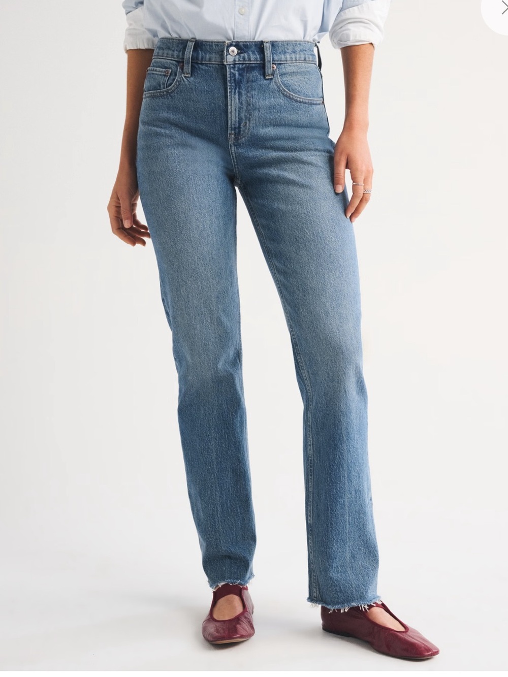 Abercrombie & Fitch Ultra High Rise 90’s Straight Leg Raw Hem Jeans Petite  28p